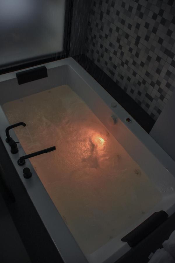 Dislocati Bnb - Jacuzzi Privata - Cucina - Tv60" - Minimal Luxury Marigliano Eksteriør bilde