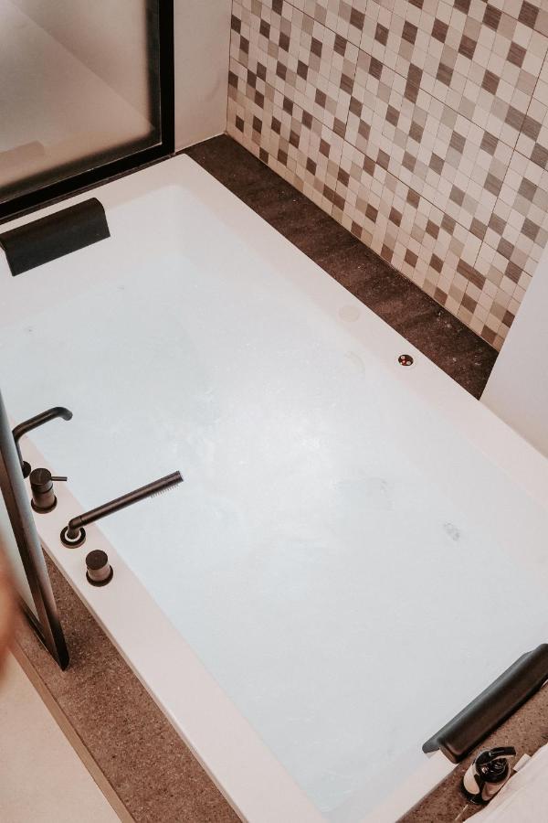 Dislocati Bnb - Jacuzzi Privata - Cucina - Tv60" - Minimal Luxury Marigliano Eksteriør bilde