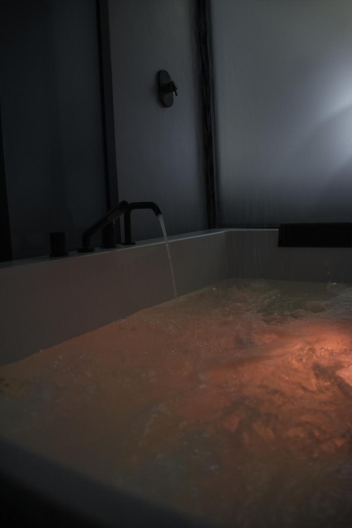 Dislocati Bnb - Jacuzzi Privata - Cucina - Tv60" - Minimal Luxury Marigliano Eksteriør bilde